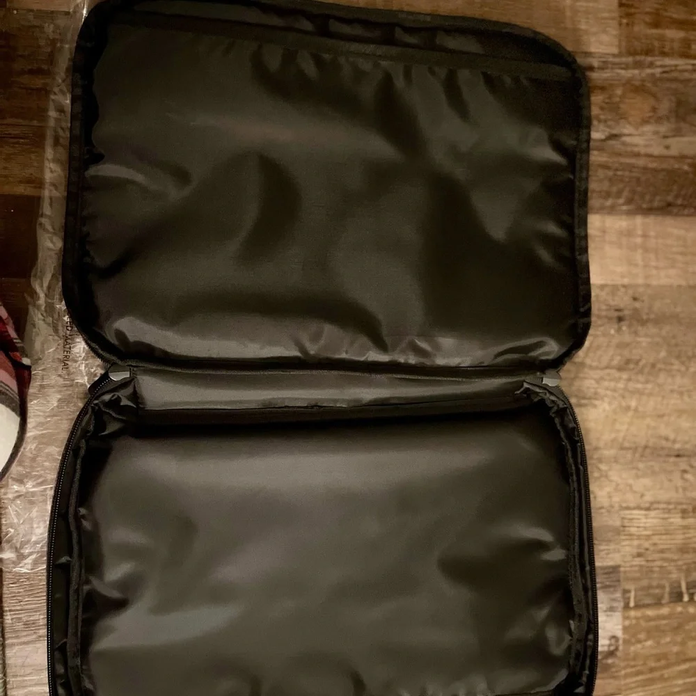 NIP! Thirty-One Charcoal Crosshatch Gray Small Laptop Sleeve Bag with handle.